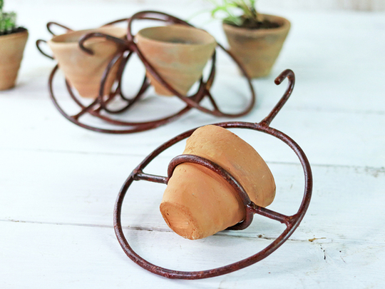 Clay Pot In Metal Hanger